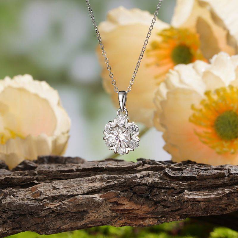 Gnoce Gorgeous 1Ct VVS Moissanite Snowflake Pendant Necklaces