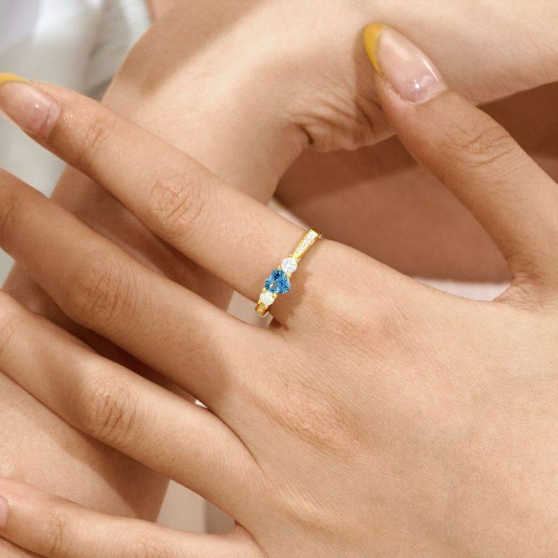 Gnoce Sparkling Three-Stone Promise Ring