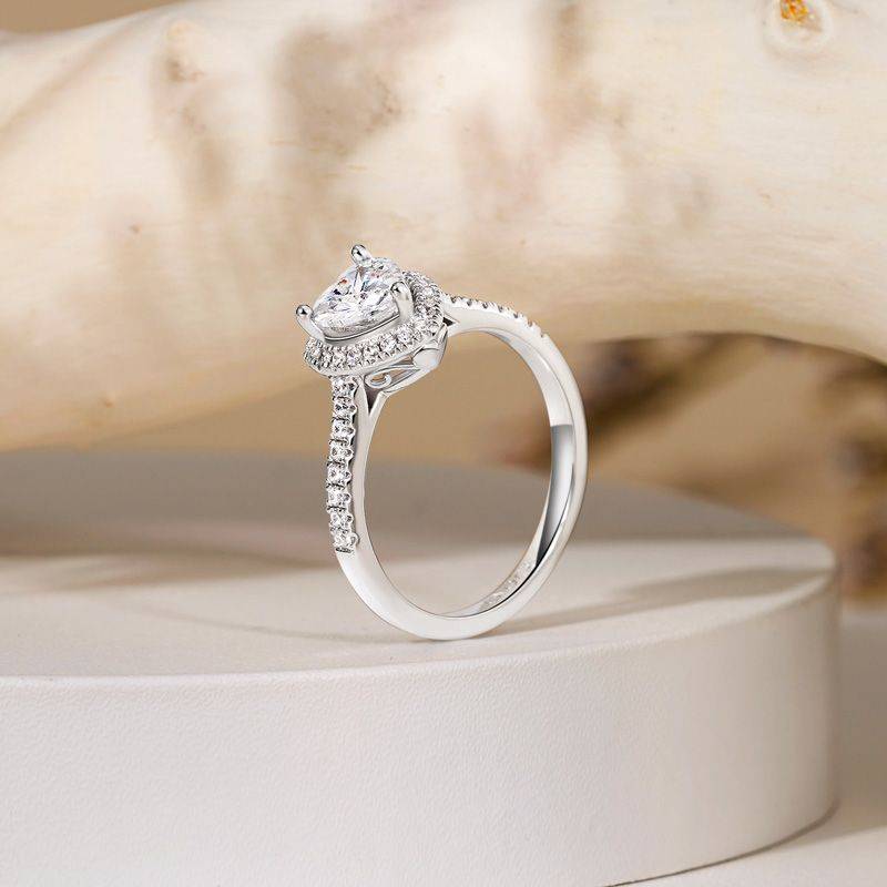 Sparkling Heart Ring 925 Sterling Silver Inlaid with Clear Gemstones