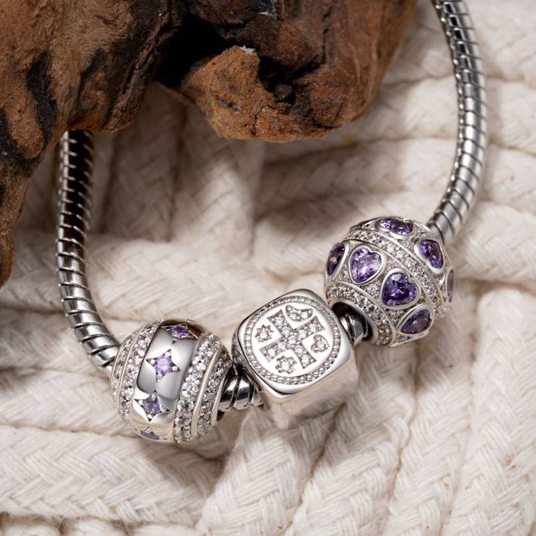 Gnoce Shiny Cross Square Charm