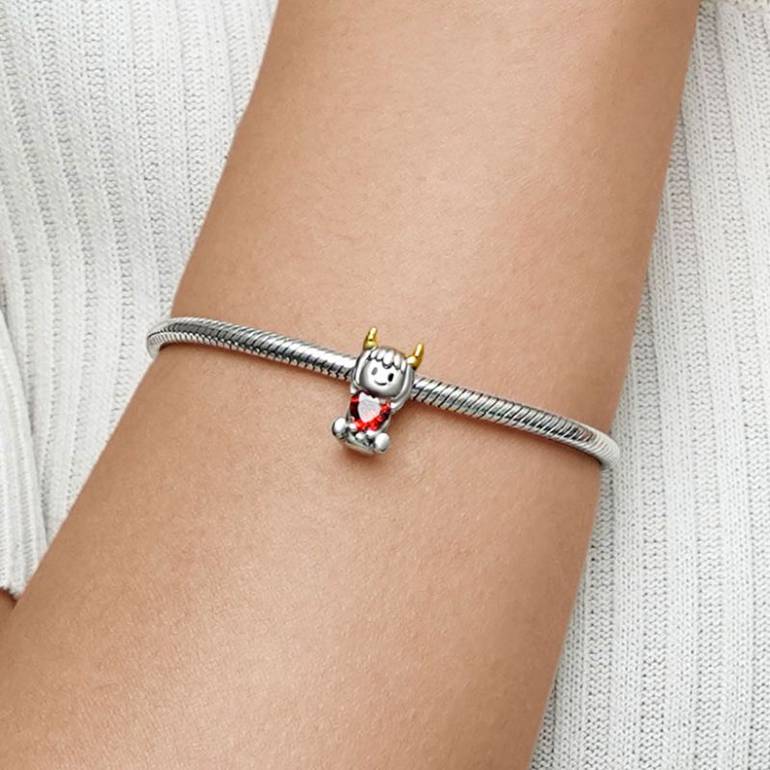 Gnoce Capricornus Zodiac Sign Embraces Heart Gem Charm
