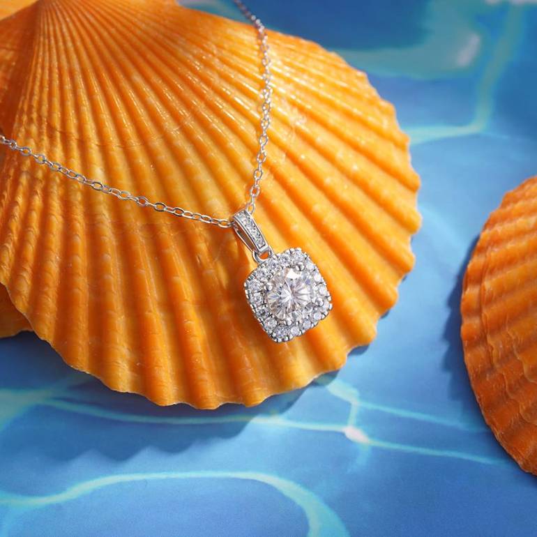 Gnoce Classic Cushion Halo 925S & VVS Moissanite Necklaces