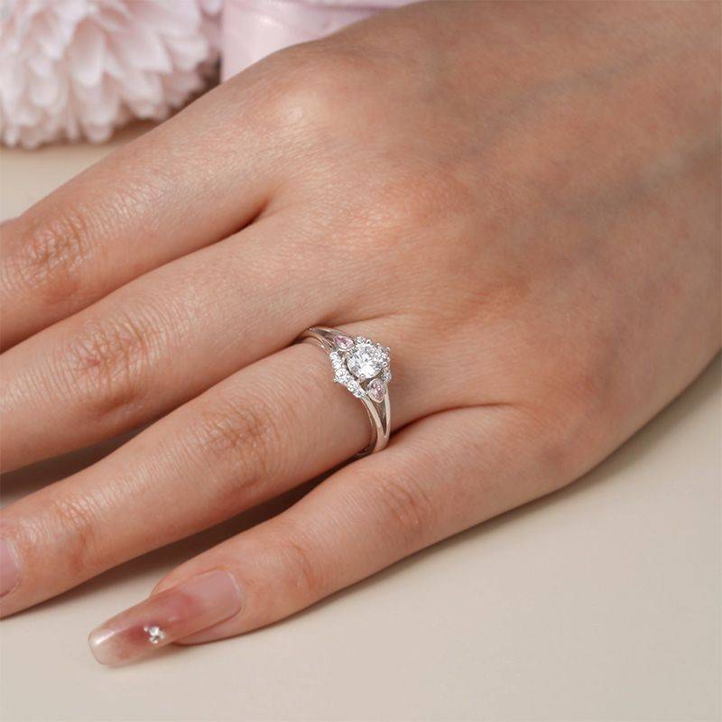 Gnoce Elegant Round Cut Promise Ring