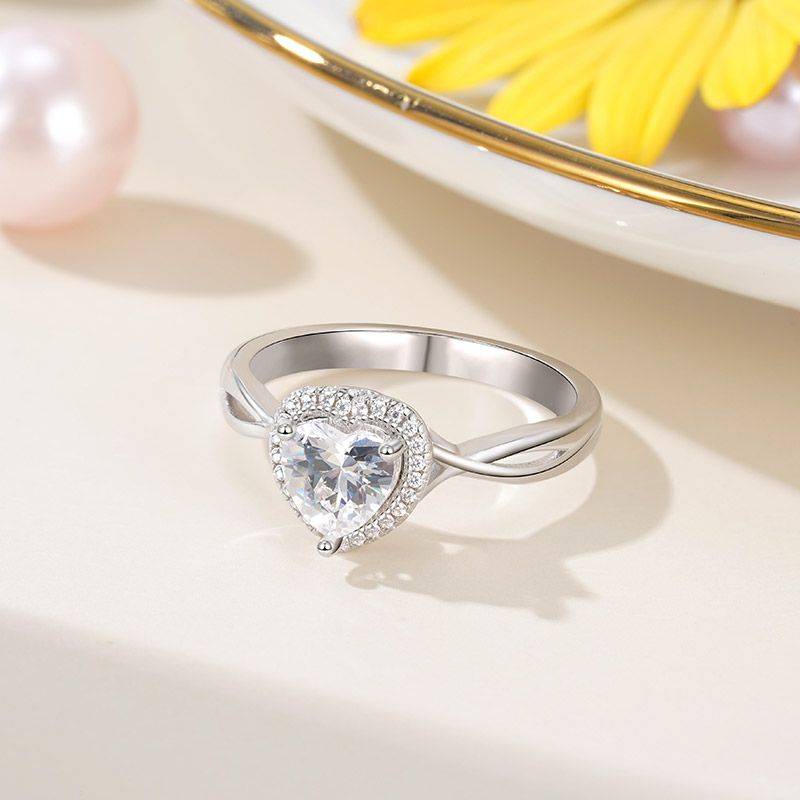 Gnoce Sparkling Twisted Heart Promise Ring