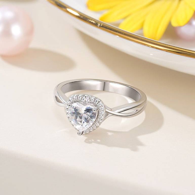 Gnoce Sparkling Twisted Heart Promise Ring