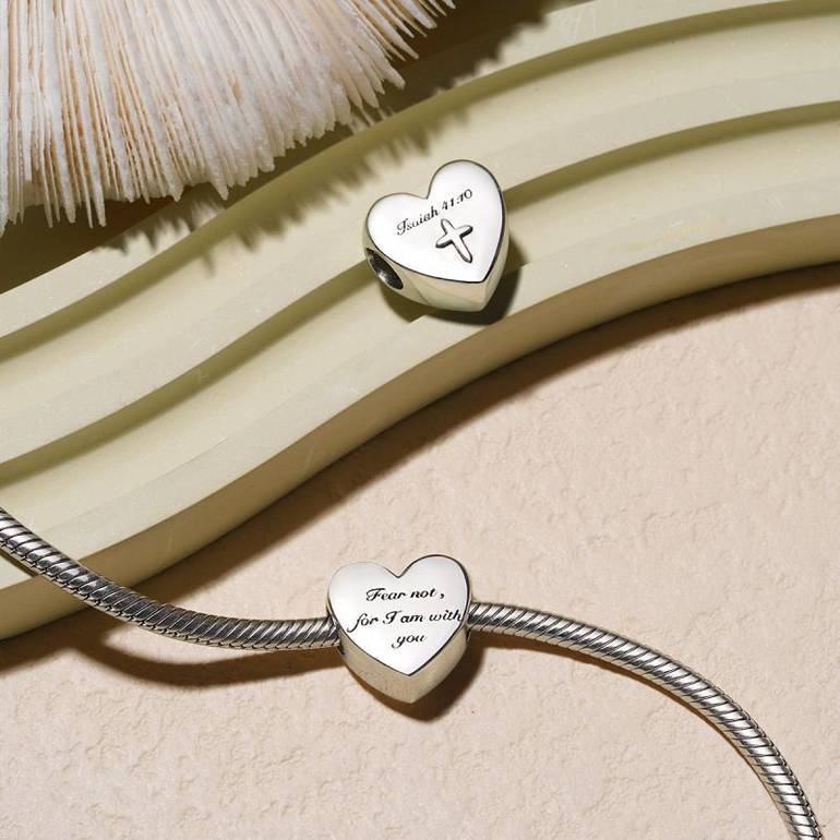 Gnoce Sparkling Bible Heart Charm