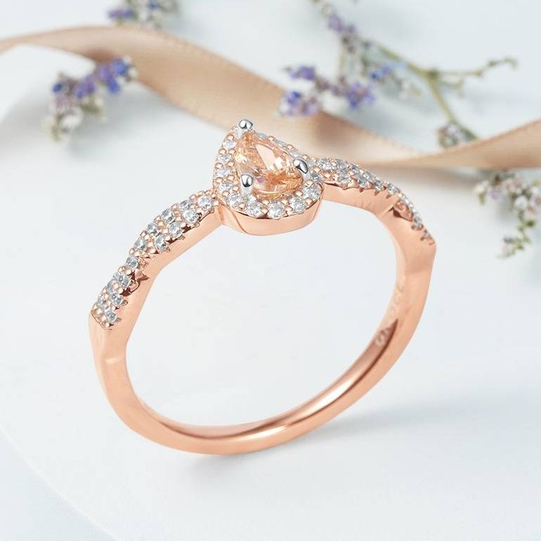 Gnoce Twisted Teardrop Promise Ring