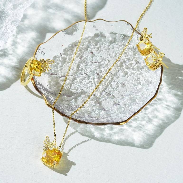 Gnoce Sparkling Honey Bee Stud Earrings