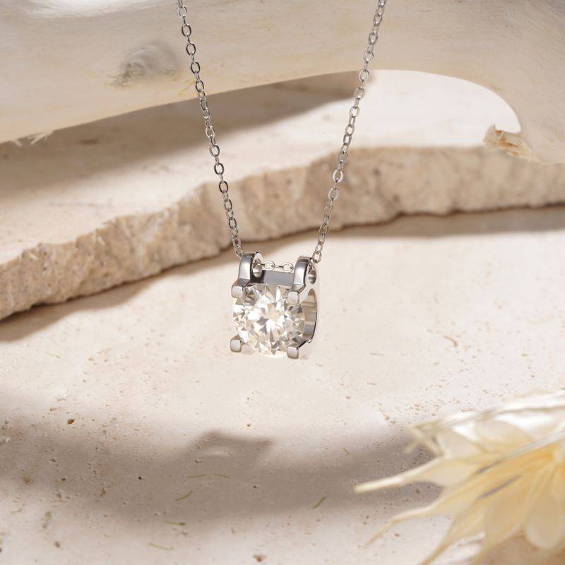 Gnoce Dazzling 1ct Round Cut VVS Moissanite Pendant Necklaces