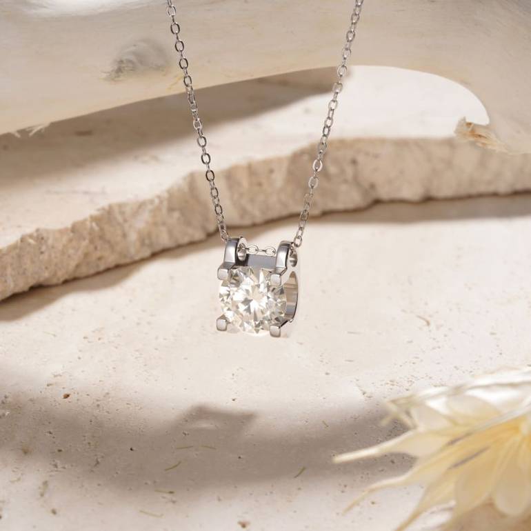 Gnoce Dazzling 1ct Round Cut VVS Moissanite Pendant Necklaces