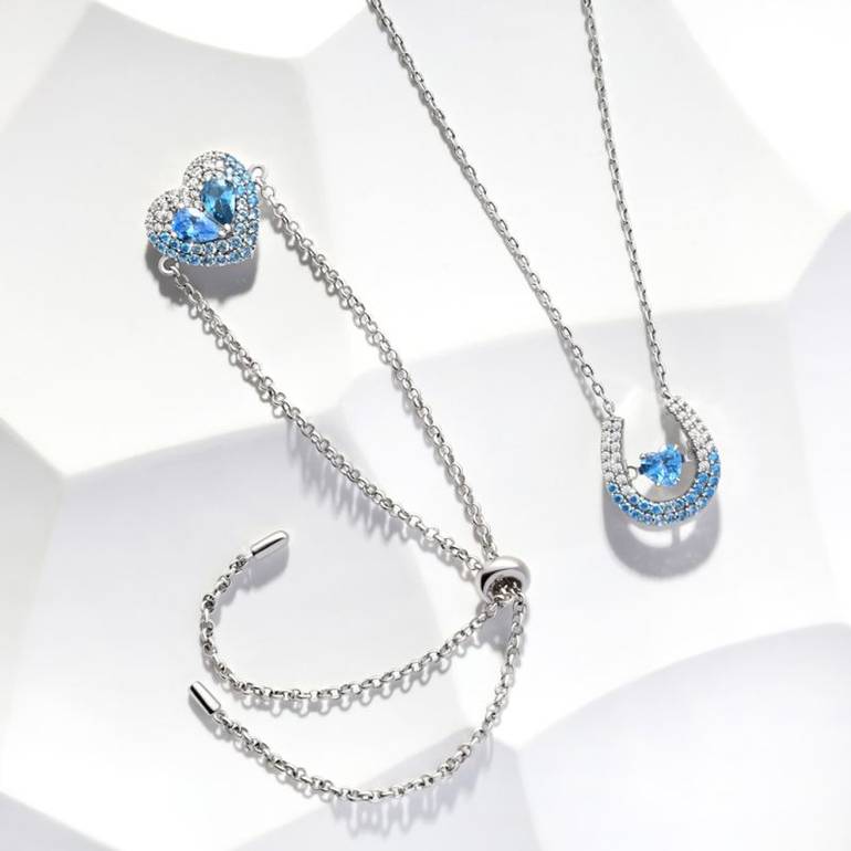 Gnoce Sparkling Pavé Horseshoe Dancing Pendant Necklaces