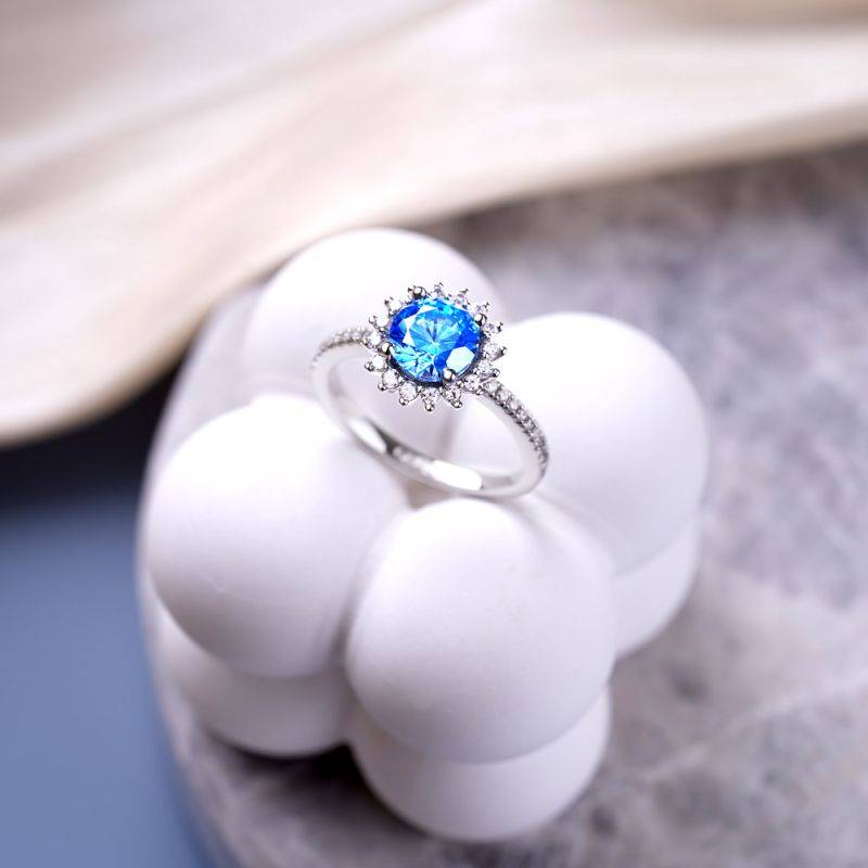 Gnoce Shimmering Four Prong Round Cut Promise Ring