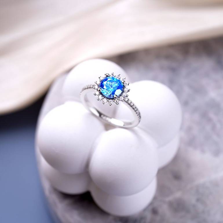 Gnoce Shimmering Four Prong Round Cut Promise Ring