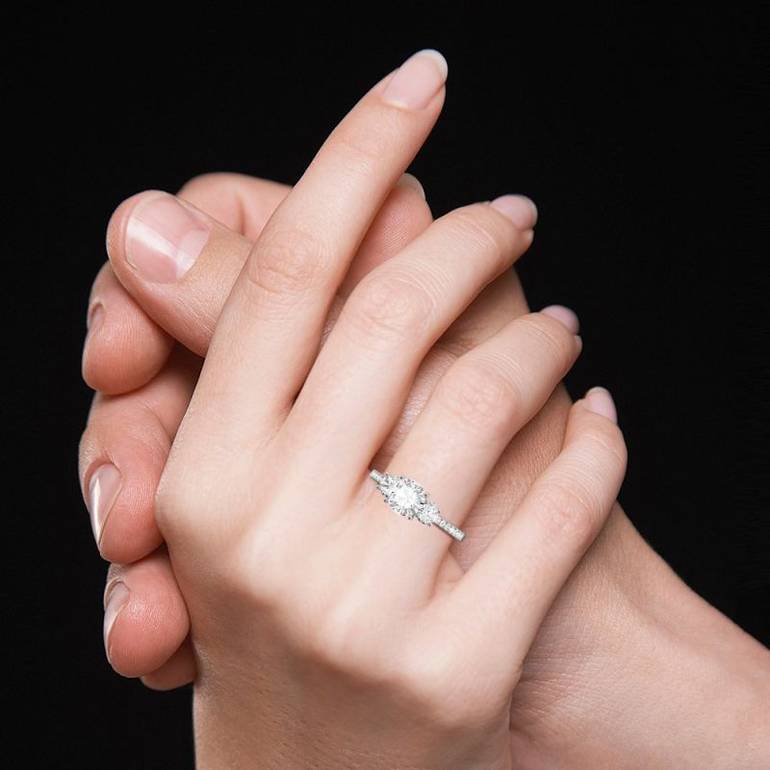 Gnoce Vintage Three Stones Promise Ring