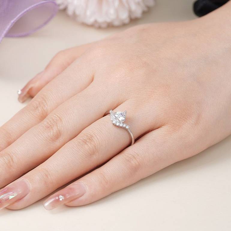 Gnoce Vintage Heart Cut V Shape Ring