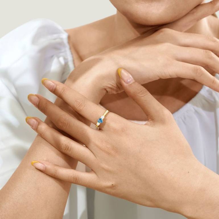 Gnoce Sparkling Three-Stone Promise Ring