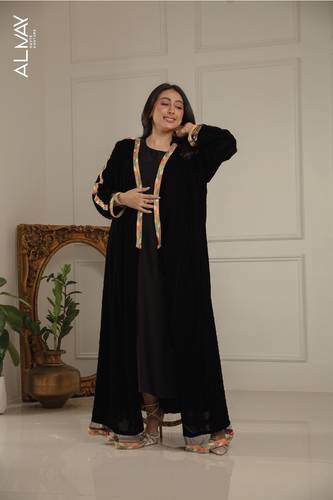 عباية مخمل أسود مع كلفة مطرزة وتل داخلي
