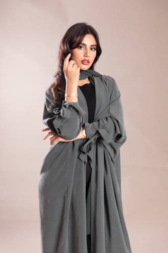 عباية عملية انيقة بلون جذاب