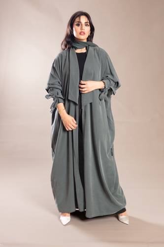 عباية عملية انيقة بلون جذاب