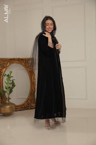 عباية مخمل أسود مع تل أسود وقطع من اللولو 