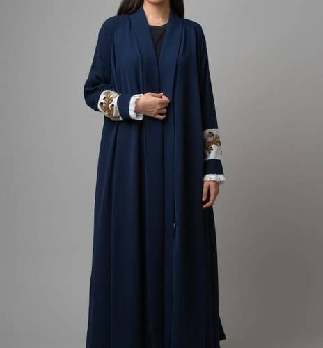   Luxurious abaya with full shakk pieces in straight cut 