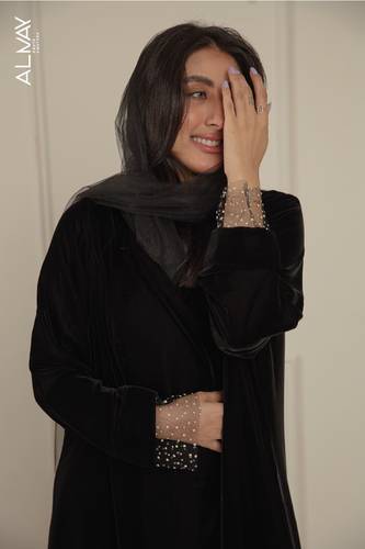 عباية مخمل أسود مع تل أسود وقطع من اللولو 