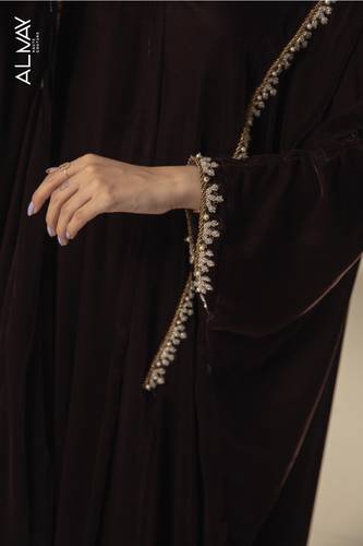 عباية مخمل بني قصة بشت مع قطع الشك