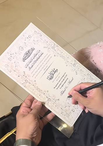 لوحة توقيع باطار شفاف