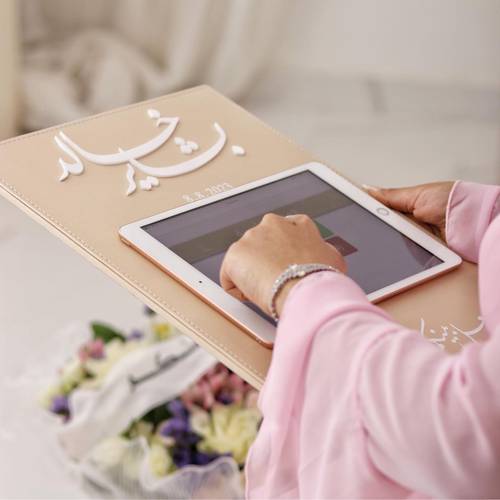 لوحة ايباد جلد باسماء بارزة