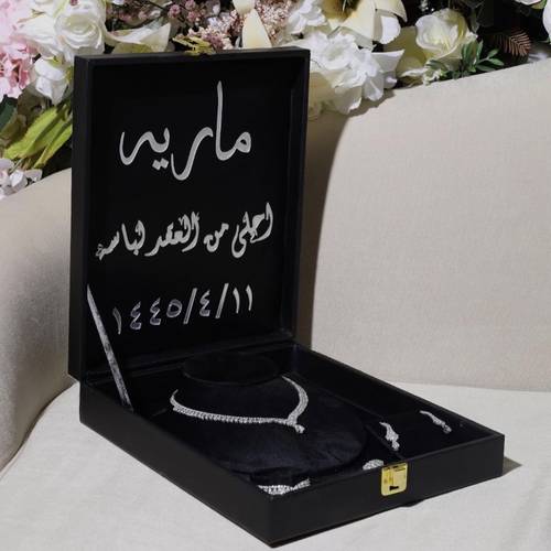 بوكس العقد اسود بالاكريلك