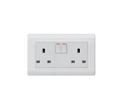 فيش 13A مع مفتاح  7*14 ابيض اولمو AULMO S2099A
