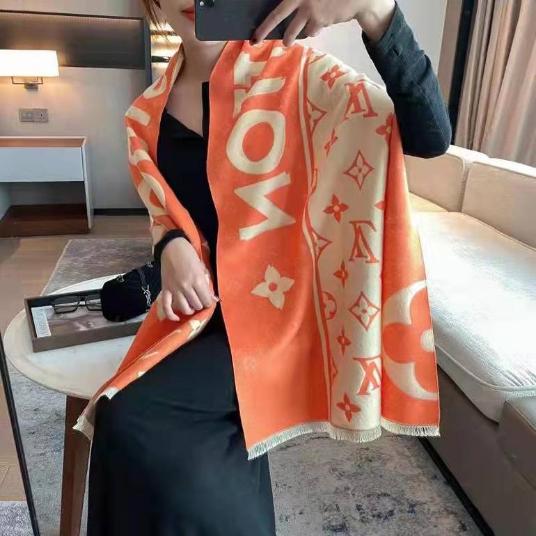 سكارف وجهين منقوش بشعار الماركة من لويس فيتون - برتقالي