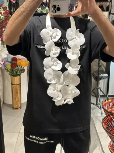 عقد الاوركيد الابيض