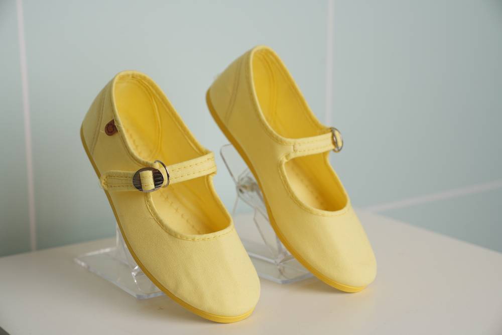احذية ايربا لون اصفر