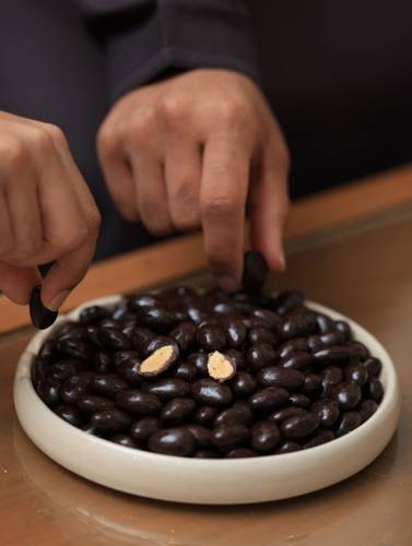 لوز الشوكولاتة الغامقة