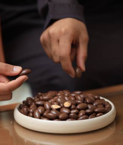 لوز شوكولاتة الحليب