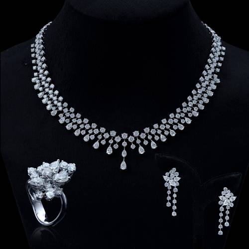 طقم ذهب ابيض مع الماس عيار 18