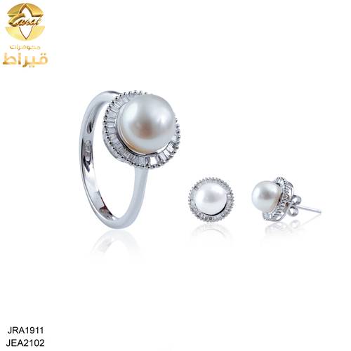 WOMEN'S 18K WHITE GOLD RING AND EARRING WITH DIAMONDS