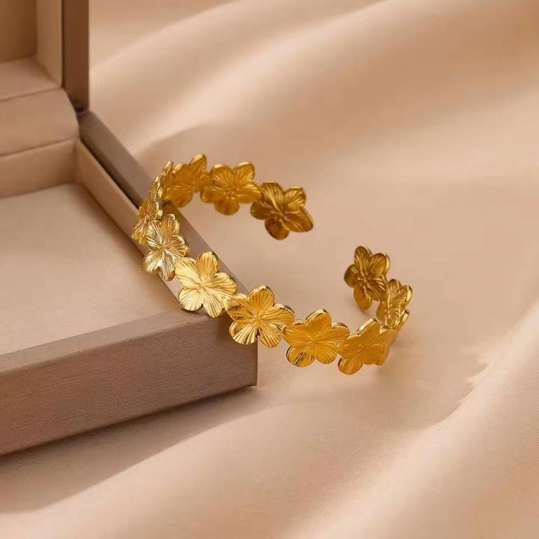 سوار نسائي بتصميم زهور من الفولاذ المقاوم للصدأ باللون الذهبي.