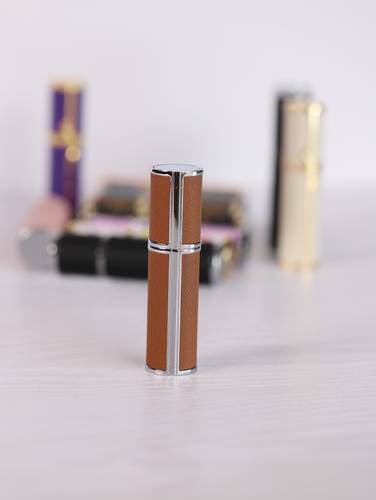 علبه عطر أنيقة إعادة تعبئه لون( لون بني فاتح اطار فضي ) 5 مل
