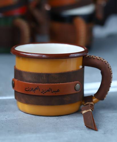 كوب مصنوع من الاستيل والميناء والجلد(صناعه يدويه ) 350 مل( مع إمكانية كتابة الاسم على قطة الجلد )
