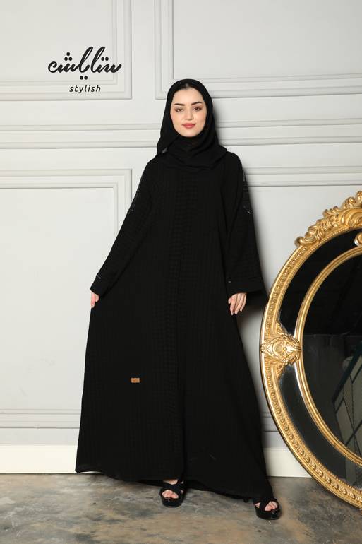 عباية سبيشل باللون الأسود مزينة بشك
