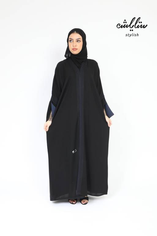 عباية لف باللون الأسود بدانتيل على الاكمام تحديد كحلي