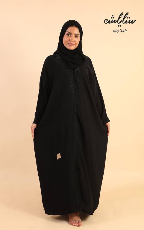 عباية باللون الأسود مزينة بكرستال