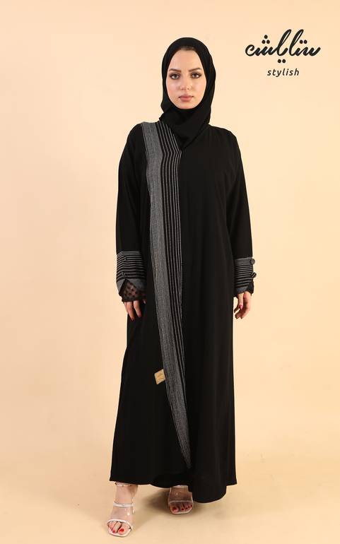 عباية كويتي باللون الأسود مزينة بالدانتيل