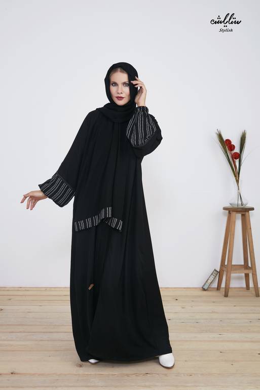 عباية كلاسيك واسعة باللون بالأسود بتقليم على الكم