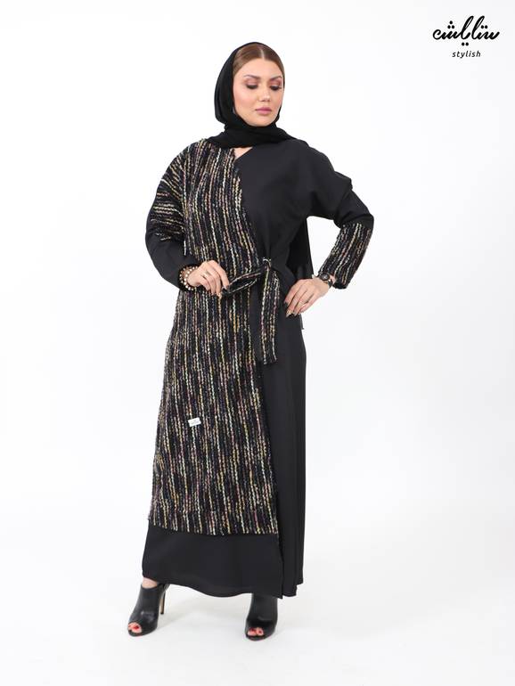 عباية شتوية بلون أسود ومزيج من الألوان الشتوية برباط جانبي