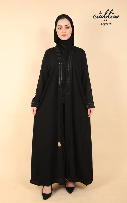 عباية لمسه باللون الاسود وبكلفة ناعمه وشك ناعم