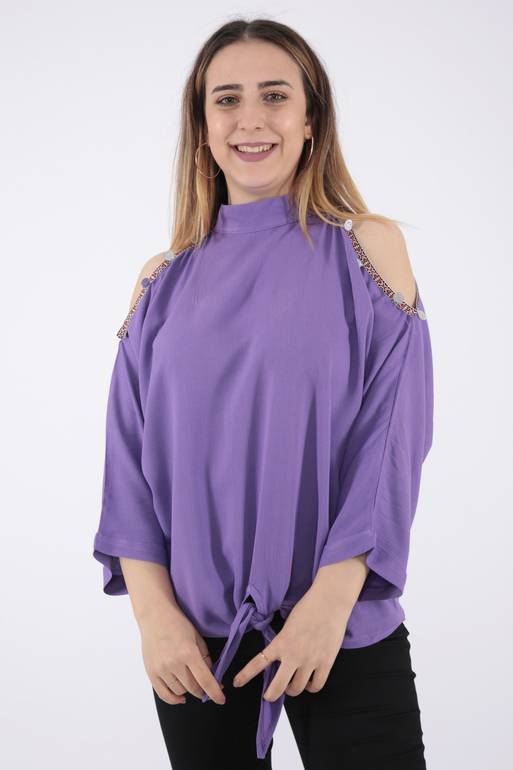بلوزة باللون البنفسجي عارية الأكتاف بكم متوسط الطول وياقة مرتفعة لإضفاء لمسة ساحرة