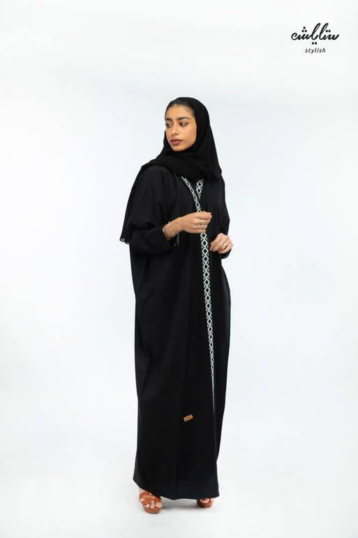 عباية لنن سبيشل لف باللون الأسود مزينة بالسدو